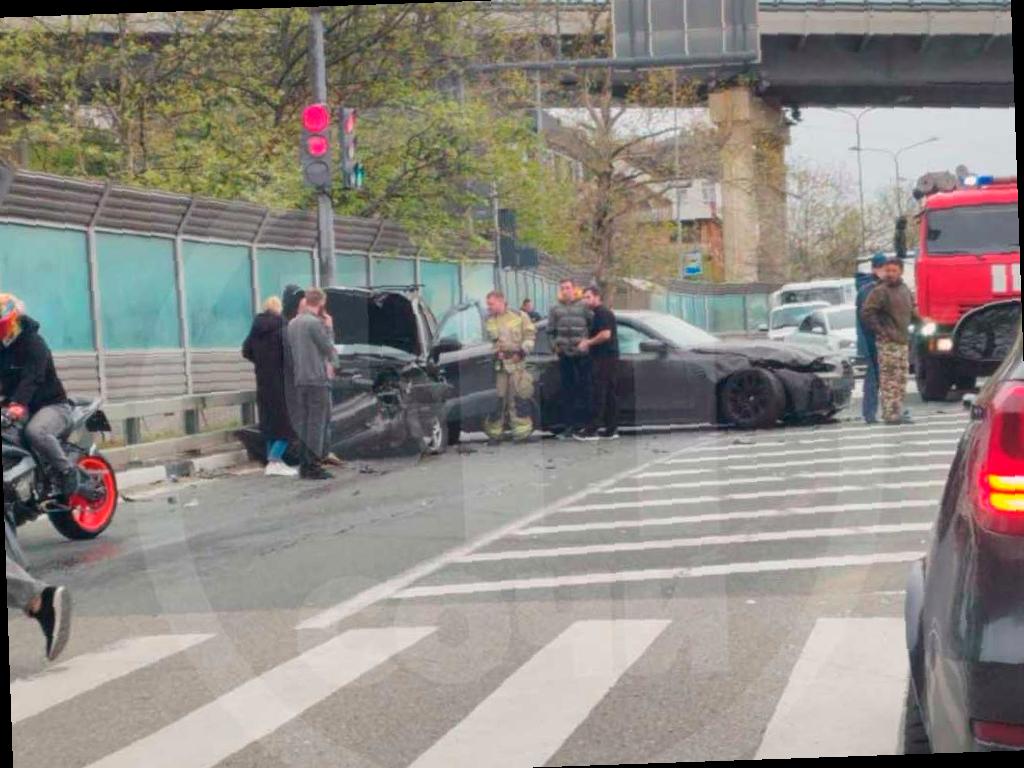 Две машины столкнулись в центре Сочи