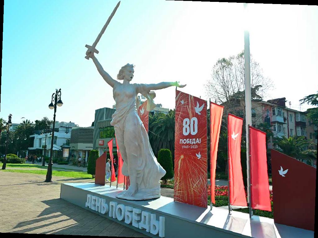 Предложение оставить арт-объекты на улицах Сочи, посвященные Дню Победы, получило поддержку горожан и ветеранов. В течение года планируется сохранить пять локаций, включая фотозоны и арт-объекты. Остальные световые украшения будут оставлены на следующий год. Жители и гости города могут высказать свое мнение на странице администрации Сочи во Вконтакте, где доступно голосование по ссылке. (ссылка: https://sochinews.io/goto/https://vk.com/wall-55888465_89339) (Фото: Администрация Сочи)