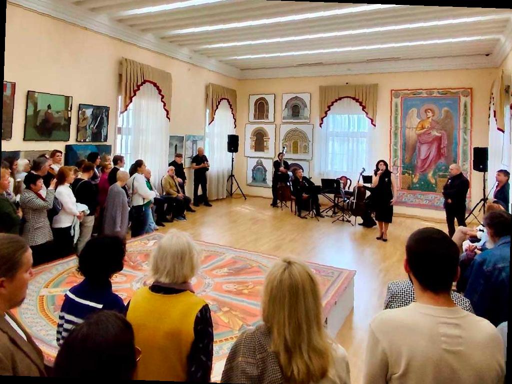 «В Сочи открылась выставка «Непобедимая красота» к 80-летию Победы