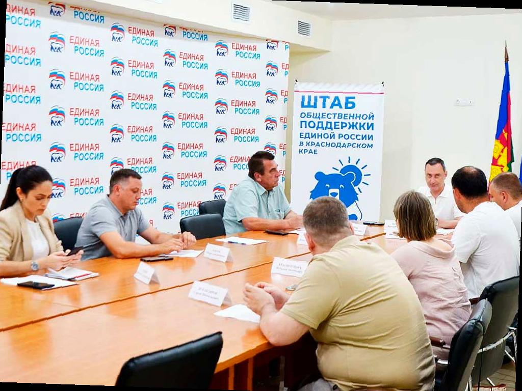 Депутат ЗСК Виктор Тепляков следит за ликвидацией оползня на улице Краснодонской в Сочи
