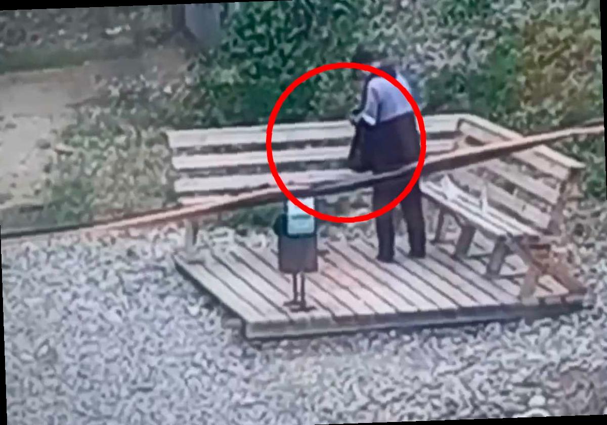 В Сочи задержали местного жителя за кражу из рюкзака, который он нашел на лавочке на Мамайке. Мужчина похитил 25 тысяч рублей и скрылся, но его действия были записаны камерой видеонаблюдения. Сотрудники уголовного розыска быстро выявили преступника. В отношении него возбуждено уголовное дело, за что ему грозит до 5 лет тюрьмы. Подробнее о случае можно узнать здесь. (Фото: УВД по городу Сочи)