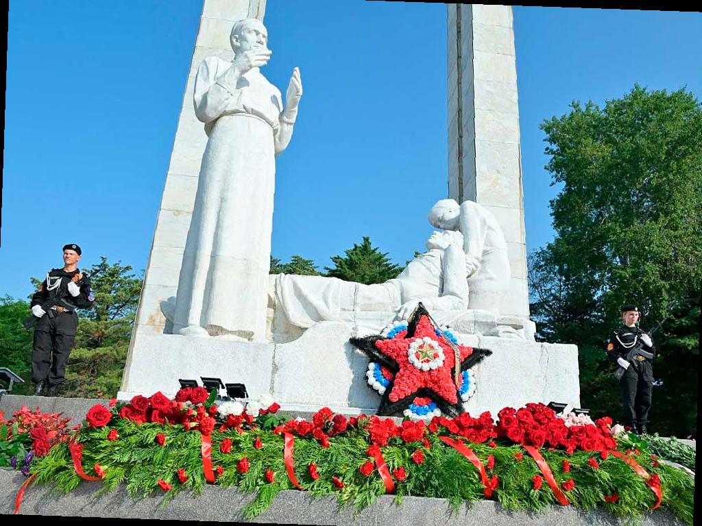 Торжественная церемония возложения цветов к мемориалу «Подвиг во имя жизни» прошла в Сочи. Этот мемориал посвящен подвигу врачей и медсестер во время Великой Отечественной войны.