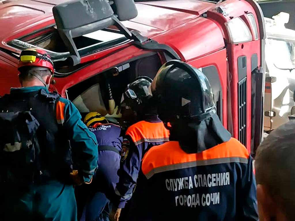 Женщину зажало в грузовике после ДТП в Лазаревском районе