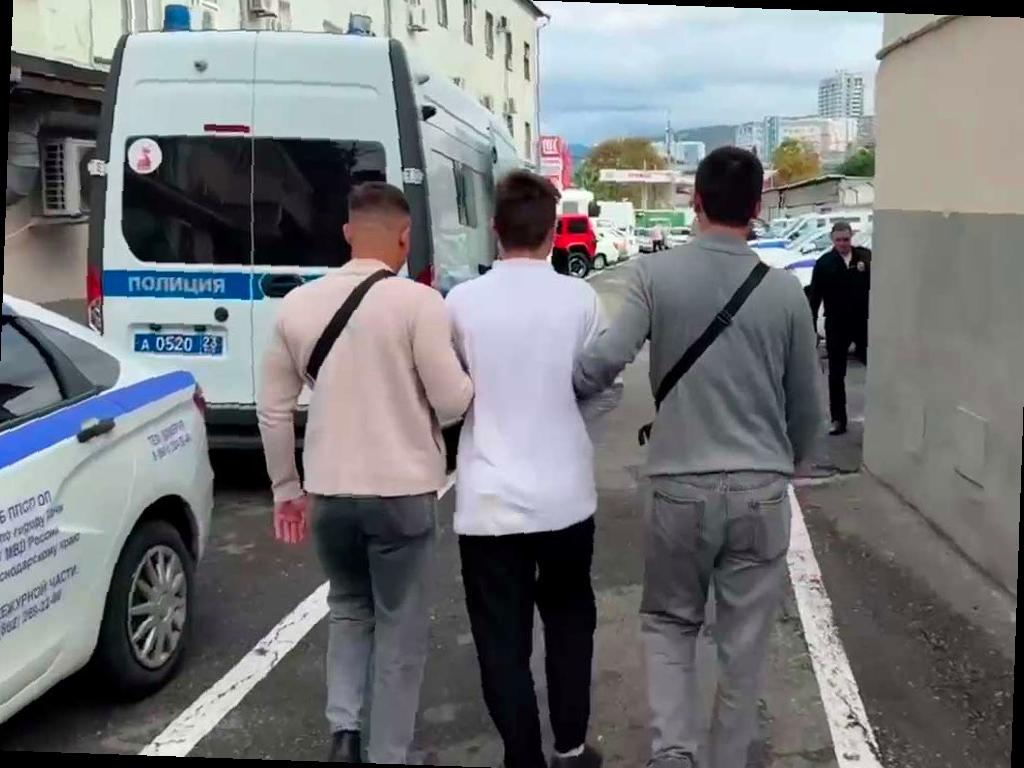 Подозреваемый в разбойном нападении был задержан в центре Сочи после того, как угрожал ножом и отобрал сумку у прохожего. Полиция оперативно реагировала на происшествие на улице Островского в ранние утренние часы.