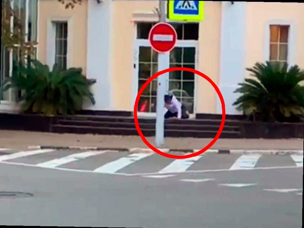 В Сочи полицейские остановили водителя, который вел себя неадекватно. Мужчина из Костромской области на автомобиле «Honda» выступил на перекрестке улиц Орджоникидзе и Театральной. Сначала он заехал на газон, а затем начал ползать на четвереньках. Свидетели события позвонили в полицию.