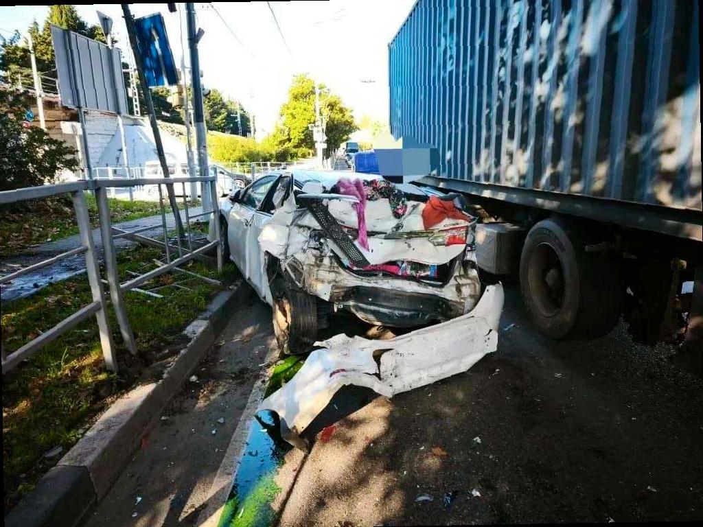 В Сочи произошло ДТП с участием грузовика и легковушки, пострадали дети
