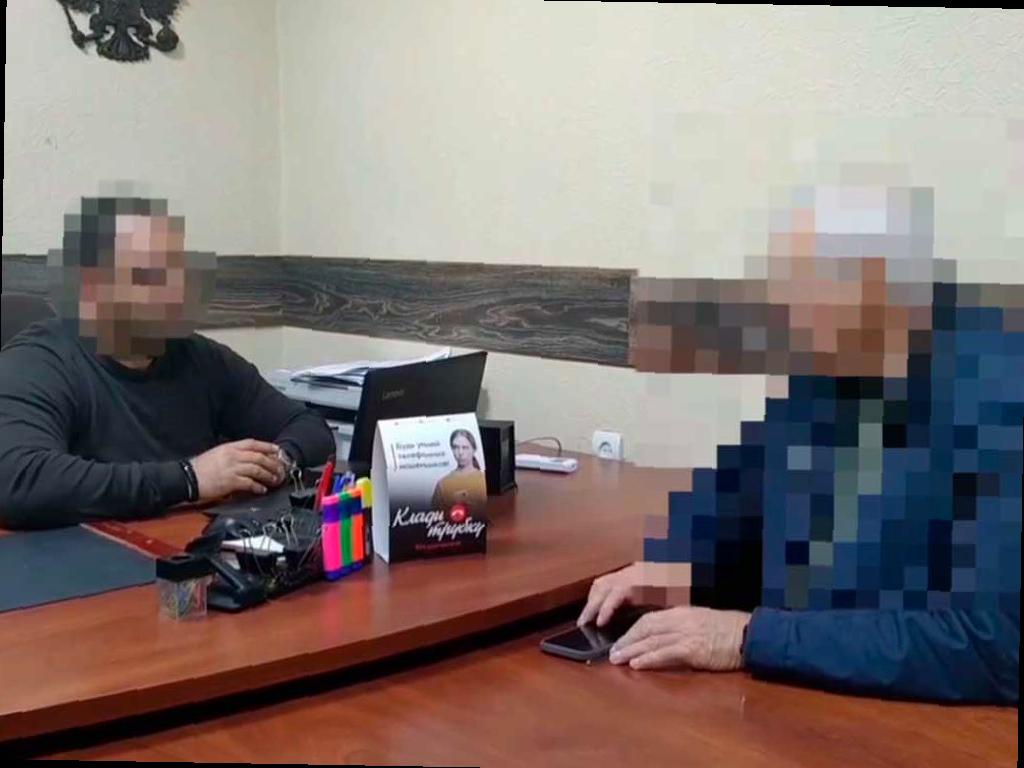 Пенсионер из Сочи попал в опасную ситуацию, когда мошенники пытались обмануть его на 20 миллионов рублей. Все началось с того, что он случайно кликнул на фишинговую ссылку в чате, который был взломан. Аферисты выдавали себя за правоохранителей и убедили мужчину снять деньги и отвезти их в Туапсе. Друзья пенсионера обратились в полицию, которая оперативно помогла остановить пенсионера на выезде из города. Ведется следствие по данному случаю, а пенсионер остался цел и невредим. (Источник: sochinews.io)