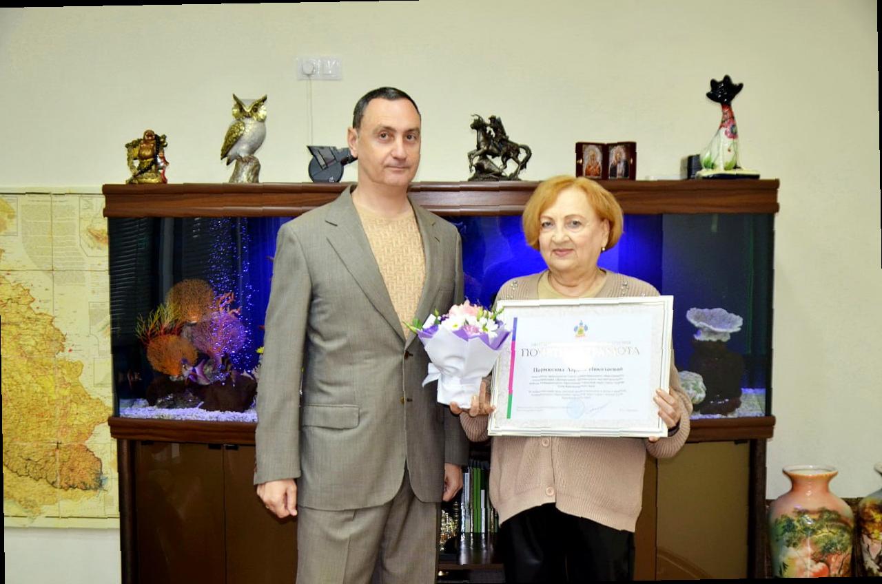«Виктор Тепляков наградил специалистов Сочи Почётными грамотами от краевой Думы»