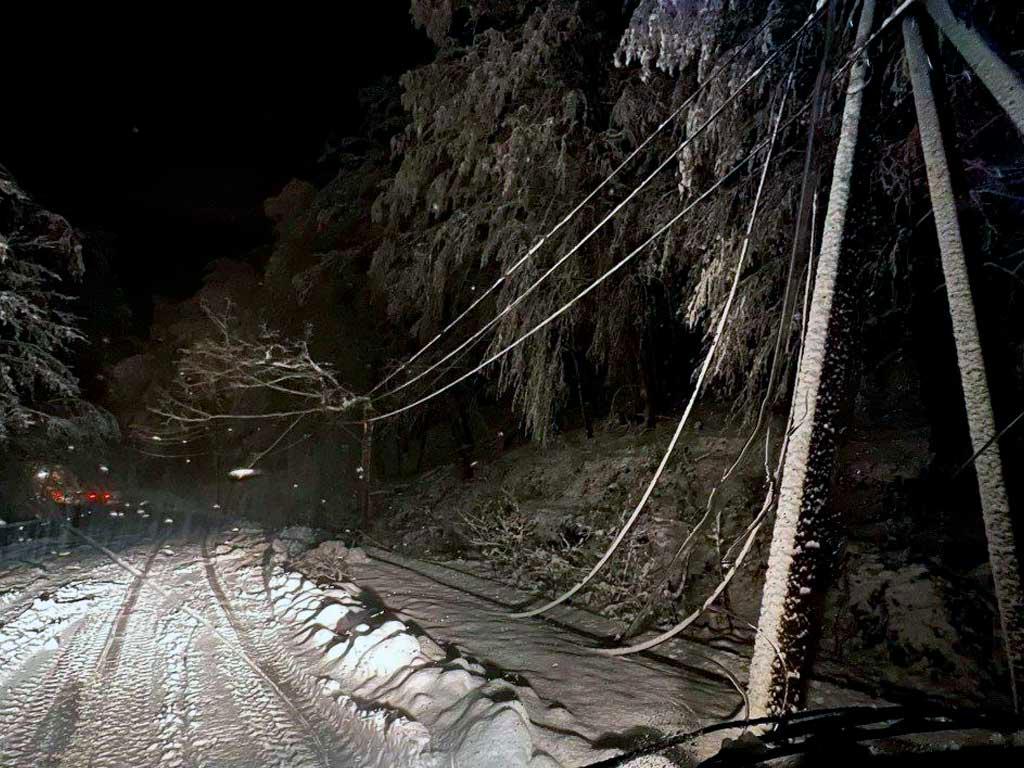 В Сочи временно отключат электричество на нескольких улицах из-за плохой погоды