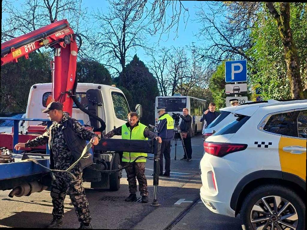 В Сочи эвакуируют неправильно припаркованные автомобили