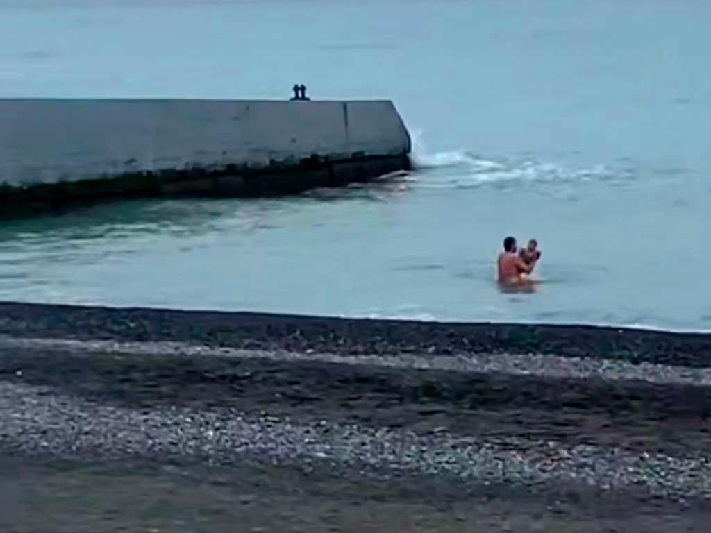 В Сочи мужчина купал в зимнем море детей, полиция разыскивает «моржа»
