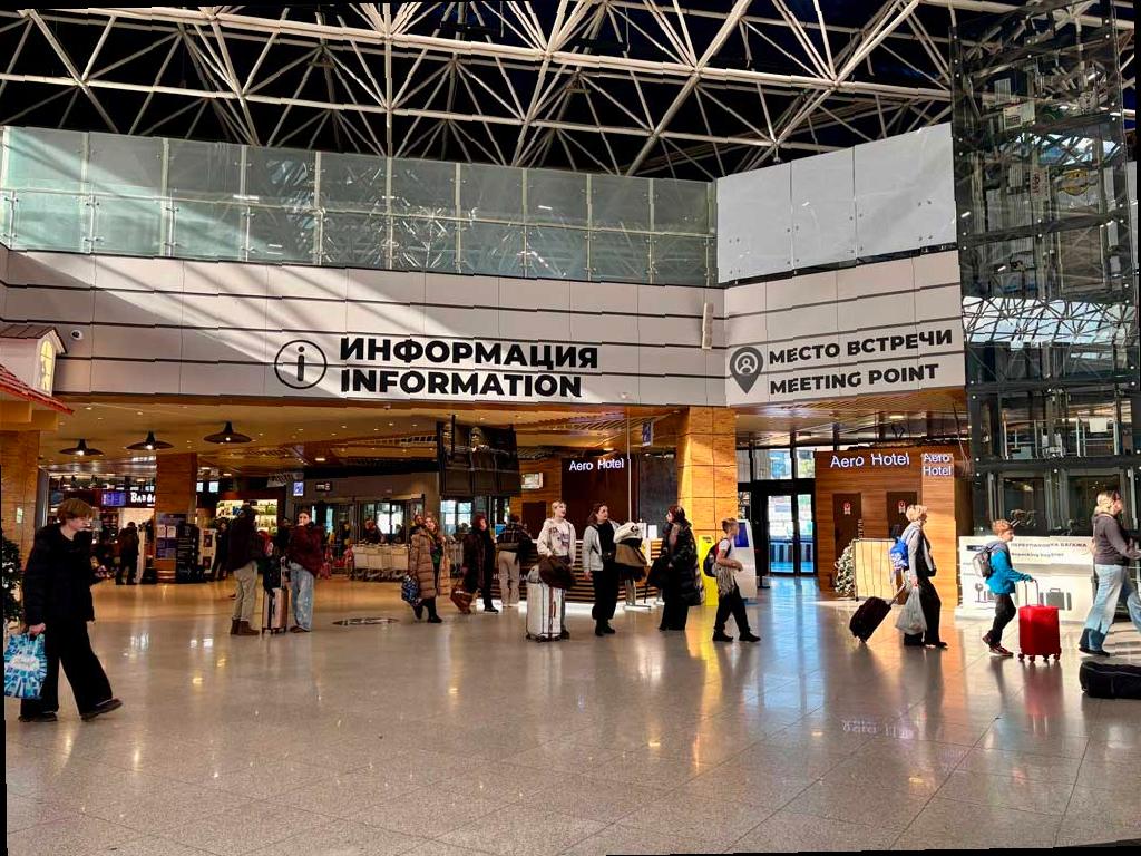 Аэропорт Сочи временно приостановил прием и отправку самолетов из-за мер безопасности. Ограничения действовали около четырех часов с 03:24 до их отмены. Одному самолету пришлось приземлиться на запасной аэродром. После снятия запрета аэропорт возобновил работу в обычном режиме.