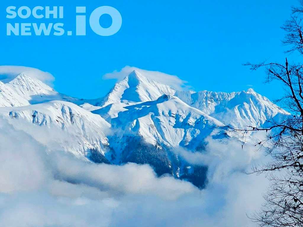 Горные курорты Сочи временно закрыли трассы из-за погоды