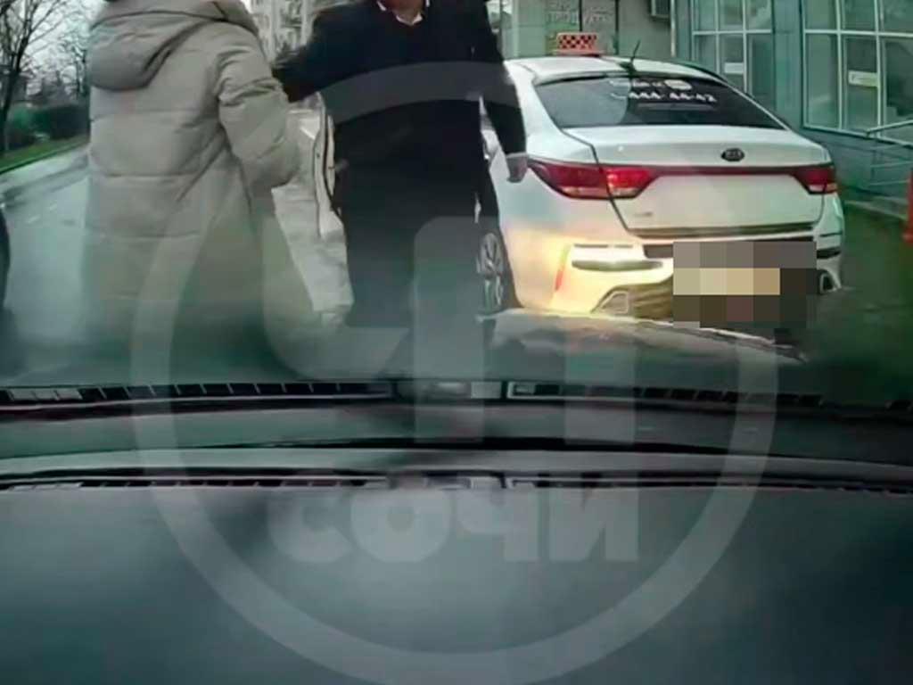 Таксист в Сочи конфликтовал с женщиной из-за парковки, полиция проверяет