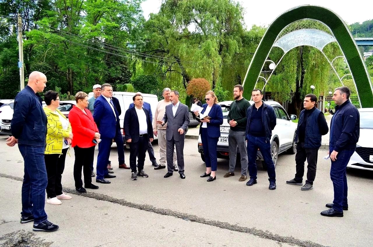 Депутат ЗСК Виктор Тепляков провел обход сквера на Мацесте, Сочи
