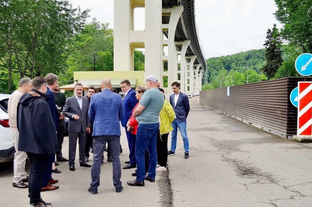 Депутат ЗСК Виктор Тепляков провел обход сквера на Мацесте, Сочи