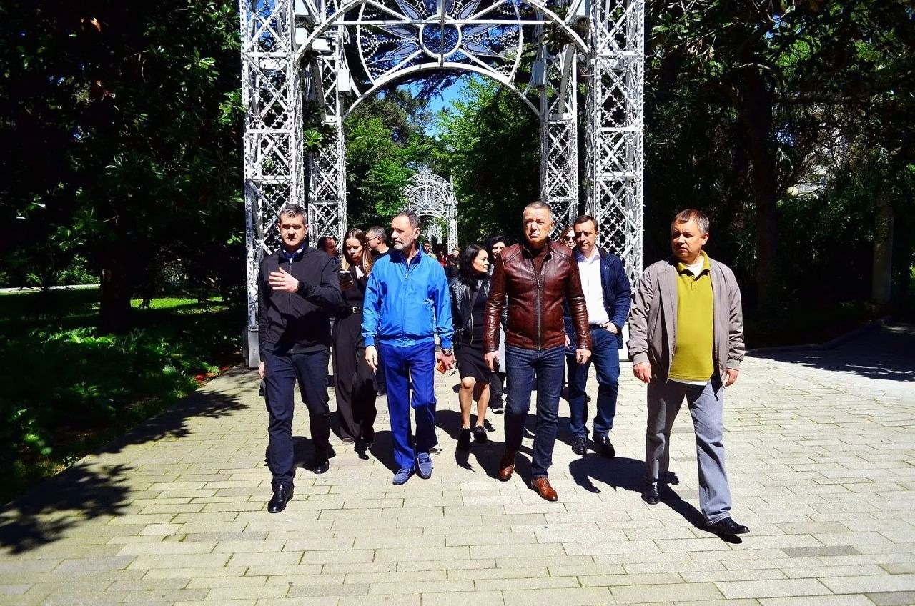 Виктор Тепляков проверил готовность Приморской набережной в Сочи
