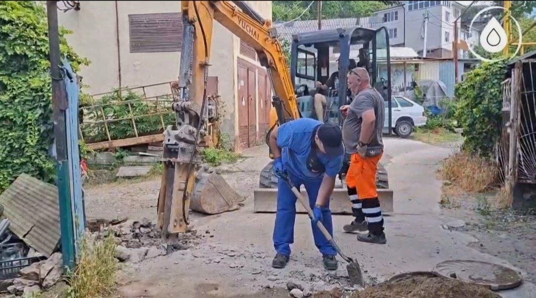 Замена аварийного участка водопровода на улице Восточная в Сочи
